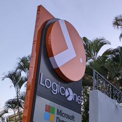 Monolito-Logic-One-letreria